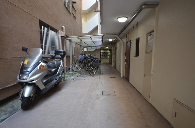 駐輪場とバイク置き場