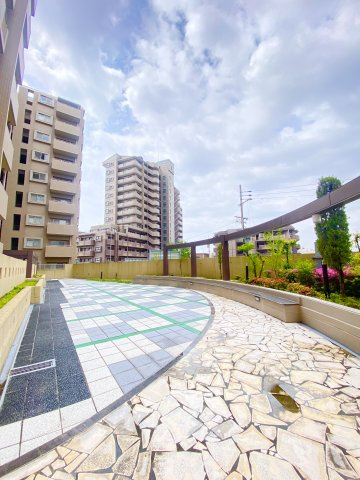 2階に共有の中庭がありゆっくりとした時間を過ごせそうです♪
