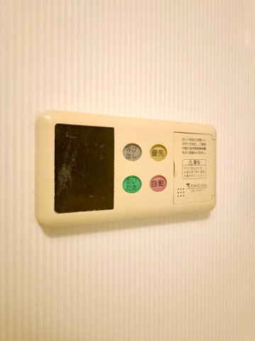 【給湯パネル】　追い焚き機能付きで、いつでも温かいお風呂を楽しめます。