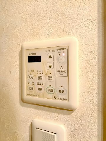 【浴室乾燥機】　雨の日のお洗濯にも便利な浴室乾燥機付き。