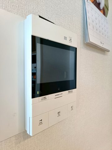 【インターフォン】　来客を確認できるモニター付きインターフォン。安心のセキュリティ。