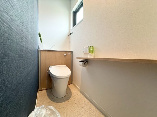 落ち着いた色調のトイレです