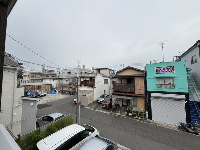 2階からの眺望です。周辺は戸建住宅を中心とした落ち着いた街並みが広がっており開放感を感じられる住環境となっています。住宅地でありながら圧迫感を感じにくく、日々の暮らしにゆとりを与えてくれる眺望が魅力。