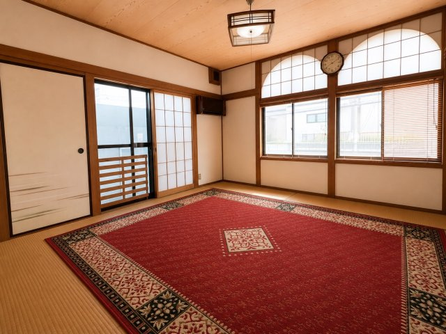 趣ある障子や木目天井が印象的な和室は落ち着きある空間に仕上がっています。窓からやわらかな光が差し込みゆったりとくつろげる雰囲気が魅力。客間や寝室としてはもちろん趣味や読書を楽しむ空間としておすすめです