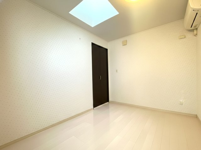 天窓からやわらかな自然光が差し込む明るい洋室。上部からの採光により日中は室内全体がやさしく照らされ、開放感のある空間を演出します。収納も備わっており、主寝室や子ども部屋、書斎としても活用可能。