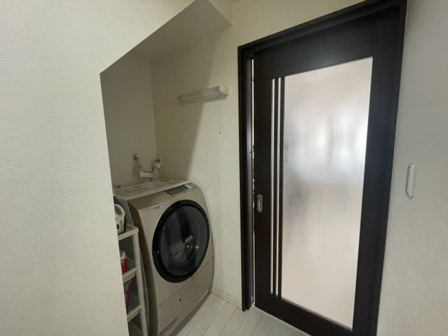 洗濯機置き場を備えた脱衣室は、家事動線に配慮された使いやすい配置。窓があり換気もしやすく、湿気対策にも安心。室内物干しも設置可能で天候に左右されず洗濯が可能。毎日の家事をスムーズにこなせる実用的空間。