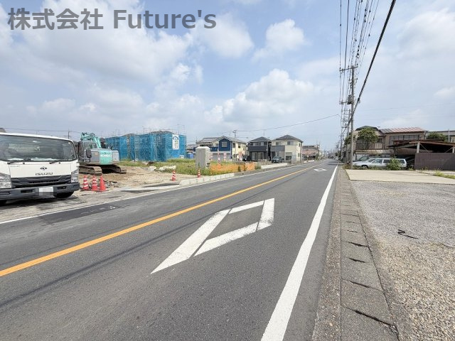 前面道路含む現地写真です。