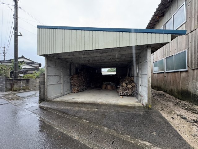 敷地外（道路向かい）の倉庫