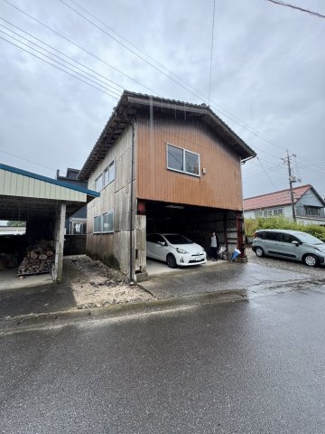 敷地外（道路向かい）の車庫