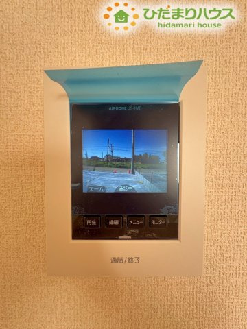 訪問者の顔を確認できる、TVモニター付きインターホンです。不審者対策にもなり、安心して生活できます。録画機能付きなので、不在時の訪問者も確認できて便利です！