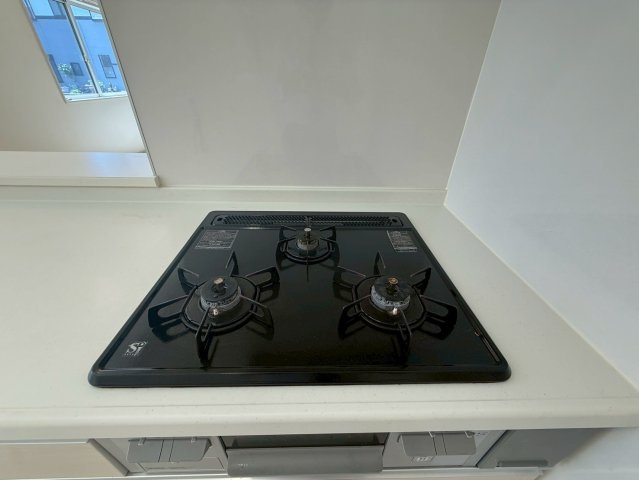 3口コンロで複数の料理を同時に進行可能。時短にも役立ちます。