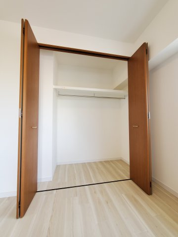 各所に収納スペースを設けているため、お洋服、家事用品、仕事道具など、場所を分けて綺麗に整理整頓が可能！