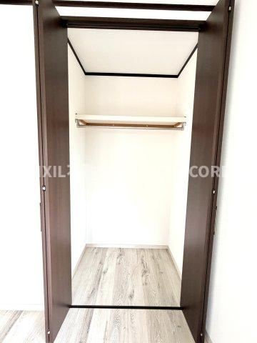 奥行きもあるので、収納ボックスをそのままクローゼットの中へ。部屋にものが出ずスッキリ。