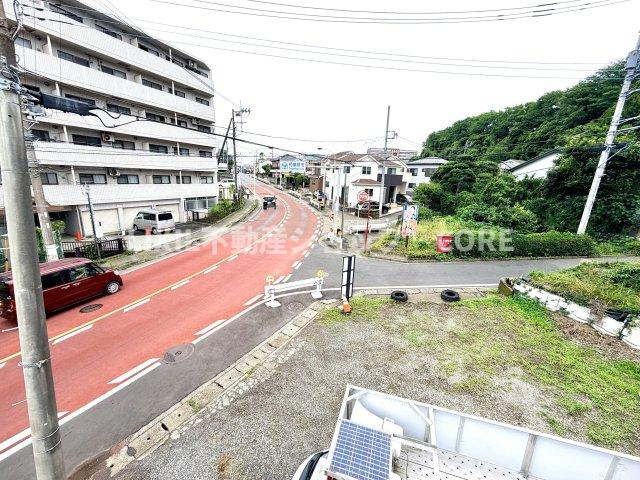 バルコニーからの眺望です。大きな空が見えて気持ちの良いお部屋です。