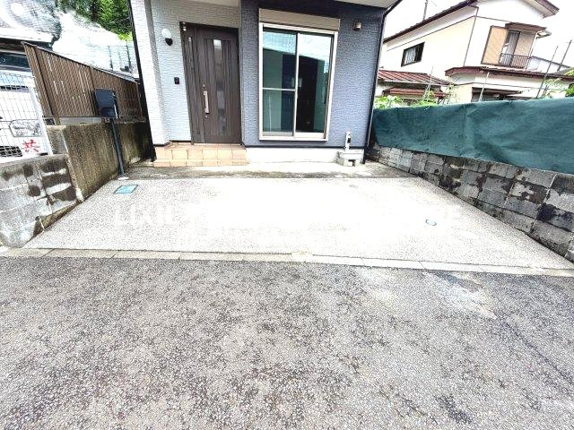 ゆったりとした駐車スペースを確保いたしましたので、大きめのお車でも駐車可能です。