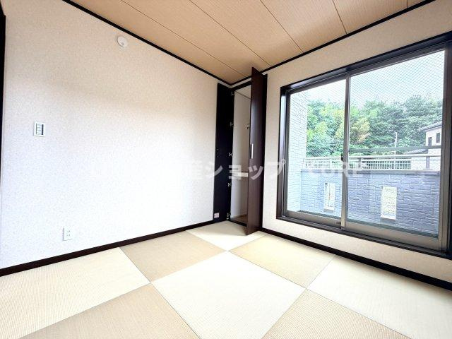 来客時や一息つきたいときなどに利用できる用途多様な空間の和室がございます。