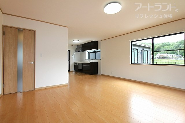 クロス張替（全室）、フロア張替（LDK・玄関・階段・トイレ・洗面室）、照明新調、電気・給排水工事　等