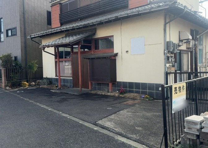 土地の形が極端に長細かったり、狭小地、あるいは道路との高低差がある傾斜地だった場合、後々売ろうとしても買い手がつかない場合もあります。後々、売却することになった時に価値の下がらない土地を選びましょう。