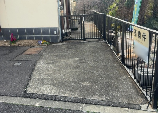 土地の面積＝住宅面積ではありません。建ぺい率の問題などで、土地のある場所によって住宅を建てられる面積は限られています。高さもしかり、「土地」という言葉の中には、建築条件も含まれると考えておきましょう。