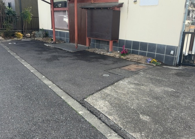 家を建てる場合、方位は要チェックです。現実的に日当たりのよい家ならばリビングは南側、建築基準法でも北側に当たる家への配慮は求められています。土地を見学に行く際は、方位磁針を持って行くようにしましょう。