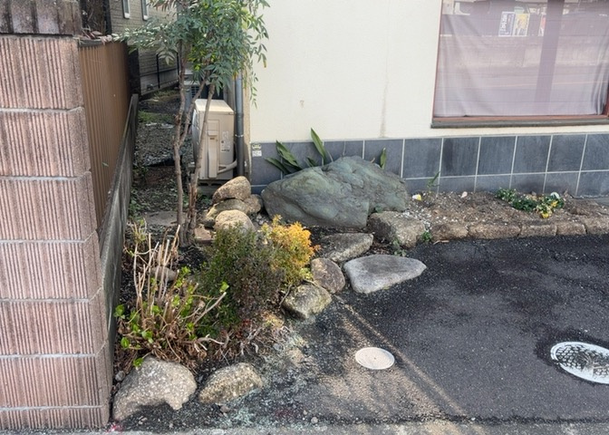 土地の前の道路に消火栓が設置されていることがあります。この場合、道路交通法第45条第1項により、駐車禁止の場所が指定されています。そのため、車庫などの駐車スペースをつくることができない場合があります。