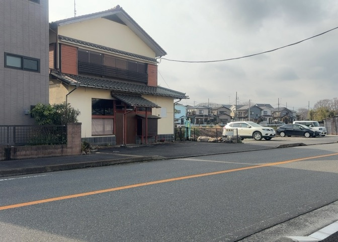 現地に行くなら、物件の周囲の地形がどうなっているかを見ることも大切です。周辺より低くなっている土地では、大雨などで水が集まりやすいため、地盤が弱くなっているということも考えられるため、注意が必要です。