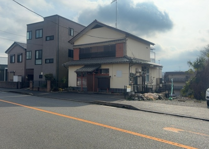 土地購入を検討されている場合、境界杭がない状態で購入してしまうと境界確定測量をする必要があり、費用がかかります。購入の前に、売主、隣土地所有者立ち合いのもと境界を確定し境界杭を設置するのがベストです。