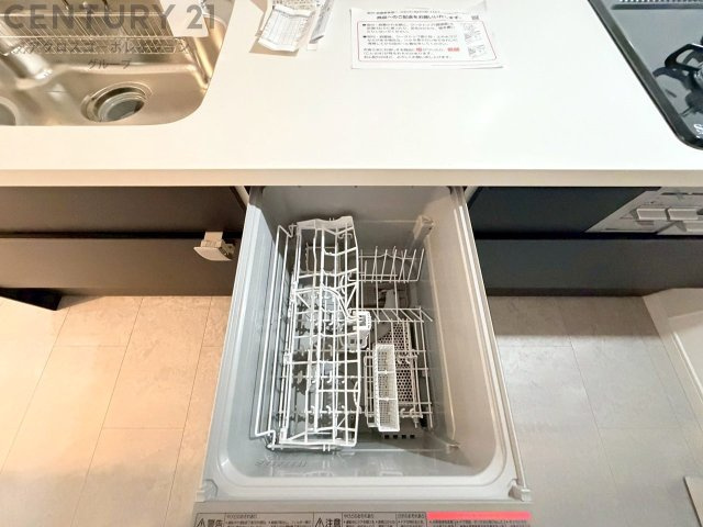 食器洗浄乾燥機は手洗いに比べて時間や労力を節約できます。また、高温のお湯で洗浄されるため、雑菌や細菌を殺菌する効果もあります。さらに、乾燥機能があるため、手で拭く手間も省け衛生的に保管できます。