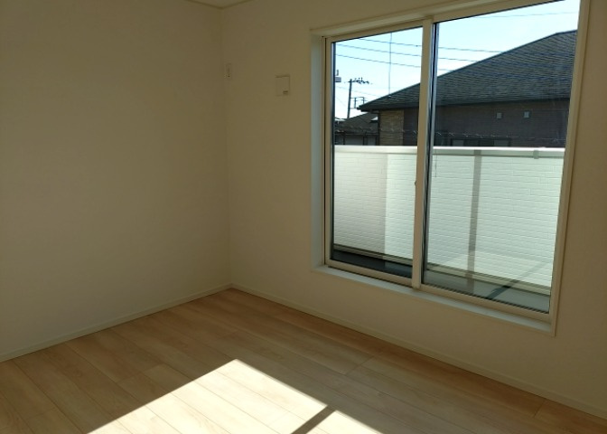 寝室でゆっくりと過ごすためにはベッド周りの適度な空間を担保することや窓の位置、照明の明るさ、寝室の広さなどを考える必要があります。自身や家族の構成とライフスタイルに併せて寝室にする部屋を選びましょう！