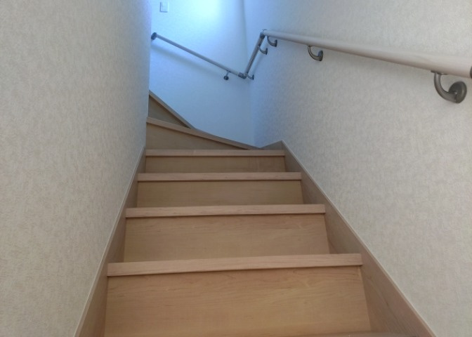 建物の上下階の通路である階段は、その位置によって動線や室内の印象が大きく左右されます。手摺にも重要な役割があり、転倒の防止・歩行や動作を円滑にして日常生活を支えることを主な目的として設置されています。