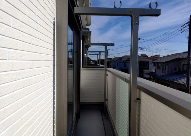 バルコニーは、室外の専用スペースのうち、「屋根がなく開放された空間」であるものを指します。ベランダより広いタイプのものが多く、日当たりもよいため家庭菜園などを楽しみたい人にとって適した環境となります。