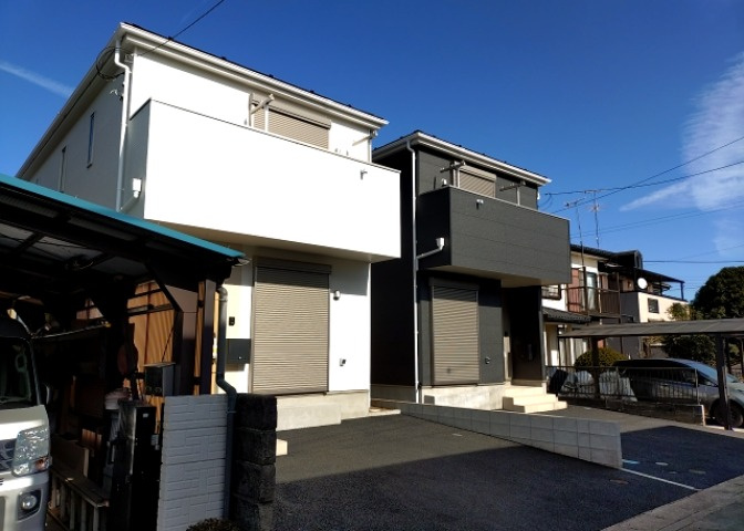 住宅用の土地では前面道路に2m以上接していなければならないと法律で定められています。しかし、お持ちの車のサイズやライフスタイルなどにより、2mでは利便が悪い場合もございますので、事前に確認しましょう。
