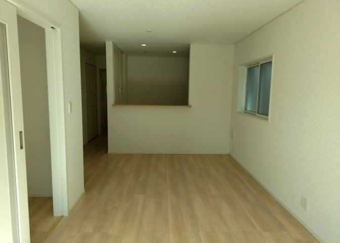 直線タイプはLとDKを一直線に並べた形で対面キッチンのタイプです。一般的なのでよく見かけるかもしれません。直線タイプに似た直接アイランドタイプは、キッチンとダイニングの間に壁がない分広く感じられます。