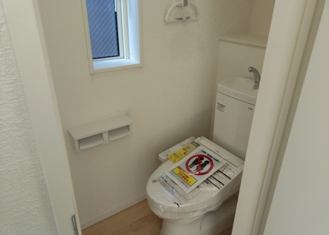 トイレは大きさや形、機能、抗菌性などが異なる多種多彩なタイプが各メーカーから出ています。それぞれに良さがあるため、事前にどういったタイプのトイレがいいのかをご家庭内で決めて、内見に行くといいでしょう。