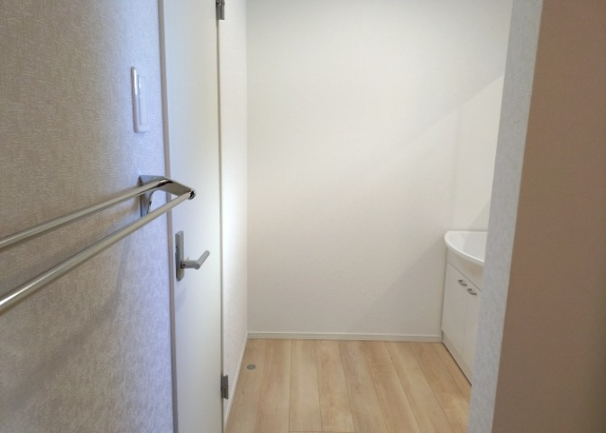 多くの戸建て住宅で見かける洗面脱衣所は、洗面台と洗濯機が2畳ほどのスペースに並べられていて、洗面所が脱衣所を兼ね備えている間取りが一般的です。お客様が利用することもある、パブリックな空間でもあります。