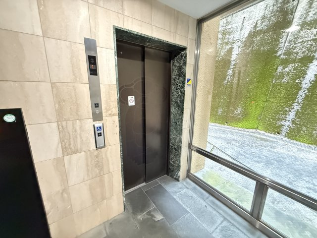 共用部にはエレベーターが設置されており、荷物が多い日や小さなお子様連れでも快適です。共用部分は清掃が行き届いており、管理状態の良さが感じられる空間です。落ち着いたデザインの内装が高級感を演出します。