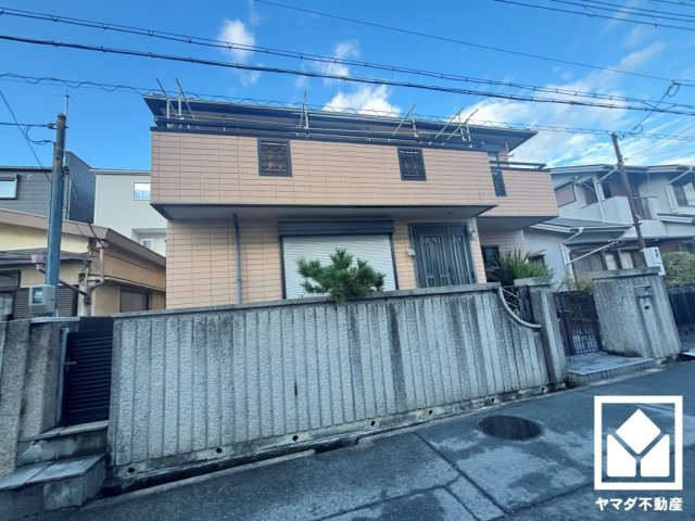 二世帯向き住宅です。各階にキッチン・洗面台・トイレなど水回りの設備があるので、世帯を分けて生活していただけます。