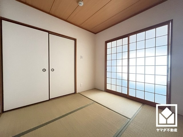 約7.5帖の和室です。バルコニーにつながるお部屋で、通風・陽当たり良好。