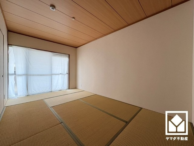陽光がたっぷり差し込む洗練された和室。温かみのある畳のスッキリとしたデザインが、暮らしを心地よく彩ります。