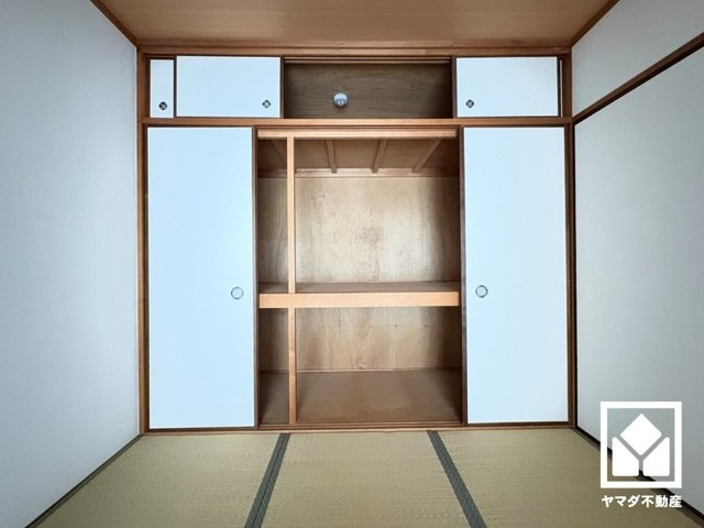 押入は奥行きがあるので、収納力も申し分ありません。
