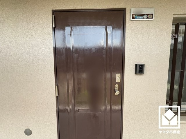 シンプルで洗練された玄関デザイン。帰るたびにホッとできる、心地よい住まいの入り口。
