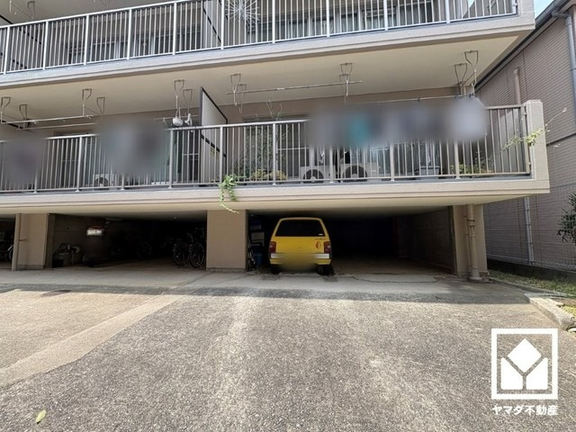 敷地内に駐車場を完備。重い荷物や雨の日の移動もスムーズで、快適なカーライフを実現。空き状況は弊社スタッフまでお気軽にお問い合わせください。