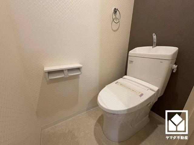 明るく清潔感溢れるトイレです。2連トイレットペーパーホルダーなのでお取替えの手間が軽減できます。