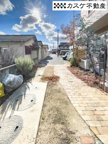 間口約4m・奥行約8ｍあります。軽自動車などコンパクトなお車であれば2台止めることも可能です。またお隣には月極駐車場もあります。