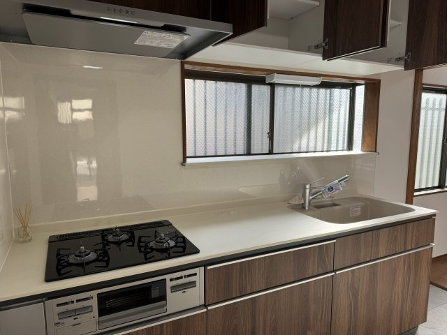 ～窓付きで明るく換気のしやすいキッチン～