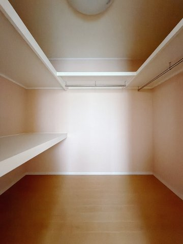 ■WIC｜主寝室には夢のウォークインがございます♪お洋服やバッグだけでなく、増えていくお洋服やご家族での思い出の品もしっかりと収納します(　＾＾　)