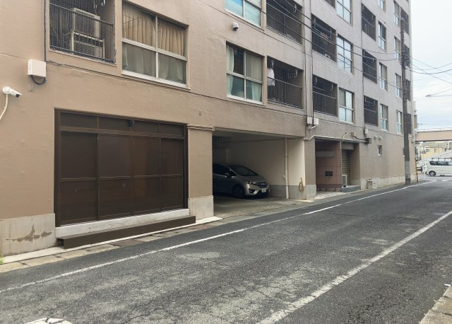 ＲＣ造、Reinforced　Concreteは直訳すると補強されたコンクリートです。主に柱や梁・床・壁が鉄筋とコンクリートで構成おり、鉄筋を組んだ型枠にコンクリートを流し込んで固めたものを指します。