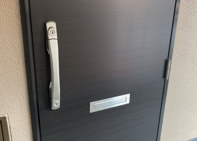 玄関は家の顔でもあり、家族以外の目にも止まる場所です。玄関は外との間を仕切る扉、靴などをしまっておく収納スペース、靴脱ぎのたたきスペース、来客とのやり取りをするドアホンなど複数のアイテムからなります。