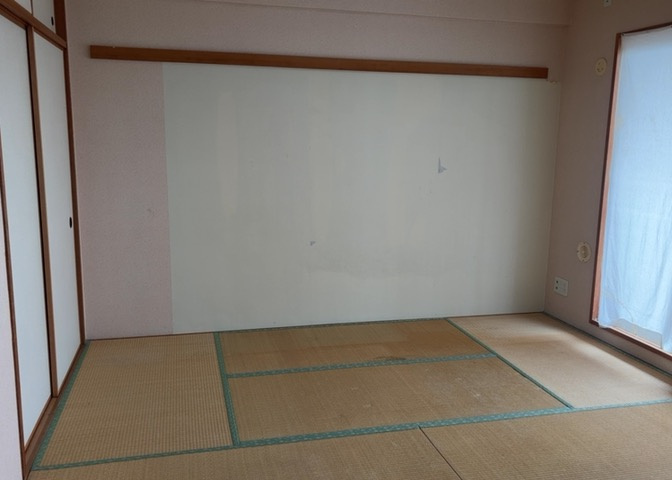 寝室でゆっくりと過ごすためにはベッド周りの適度な空間を担保することや窓の位置、照明の明るさ、寝室の広さなどを考える必要があります。自身や家族の構成とライフスタイルに併せて寝室にする部屋を選びましょう！