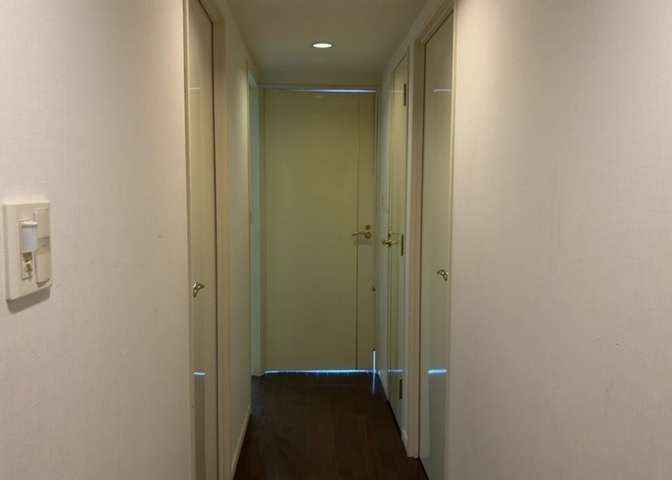 内装はとにかくおしゃれなものがいい！と選ぶ前に、まず住んだ後のことを想像してみましょう。住んでみたらコンセントの位置が悪くて使いにくいなど出てきます。事前にどの家電をどこに置くか想定しておきましょう。
